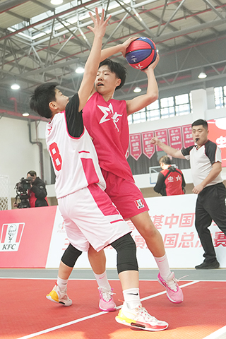 ◎ 12月28日,2023肯德基中國中學生3X3籃球聯賽全國總決賽在湖北武漢武鋼三中體育館舉行。經歷3個月激烈角逐,逾40支隊伍從來自全國1979所學校的11.8萬名同齡佼佼者中脫穎而出晉級總決賽,為初高中男、女子四大組別的桂冠展開較量。圖為初中女子組決賽,陝西省西安市鐵一中陸港初級中學(白衣)對陣山東省淄博市臨淄區雪宮中學(紅衣)。(中新社記者 崔楠 攝)