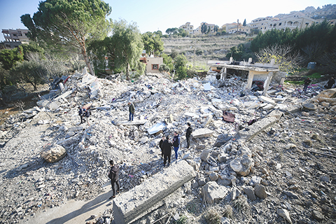 ◎ 10月7日新一輪巴以衝突爆發以來,黎巴嫩真主黨聲援巴勒斯坦伊斯蘭抵抗運動(哈馬斯),其軍事組織向以軍陣地發射火箭彈和炮彈,以軍則還以空襲和炮擊。圖為12月27日在黎巴嫩賓特朱拜勒拍攝的照片顯示的是以軍空襲後的景象。(新華社發 阿里.哈希紹 攝)