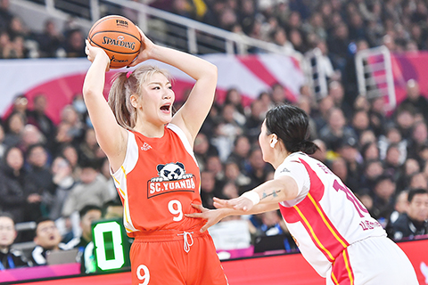 ◎ 十二月二十九日,山西省太原市,四川遠達美樂隊球員李夢(紅)在比賽中傳球。當日,在山西省太原市進行的中國女子籃球聯賽(WCBA)常規賽第二十七輪比賽中,山西竹葉青酒隊主場以五十二比八十一不敵四川遠達美樂隊。(中新社記者 韋亮 攝)