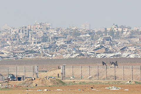 ◎ 據加沙地帶衞生部門一月三日通報,以軍在加沙地帶軍事行動已導致超過二點二萬名巴勒斯坦人死亡,超過五點七萬人受傷。圖為四日從加沙邊境以色列一側拍攝的加沙北部遭襲情況。(新華社發吉爾.科恩.馬根 攝)