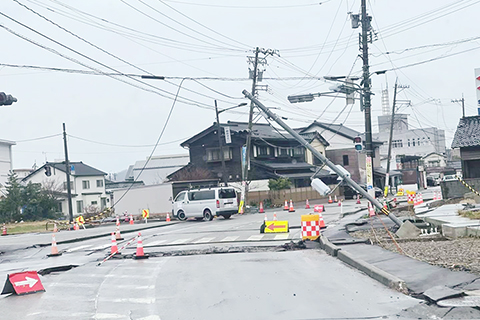 ◎ 據日本石川縣政府統計,截至當地時間一月六日十三時,能登半島地震造成的死亡人數已升至一百二十六人。這是自二0一六年熊本地震以來,日本地震死亡人數首次達到百人。圖為一月三日石川縣輪島市周邊,地震導致道路損壞,電線桿歪倒。(中新社發劉勇 攝)