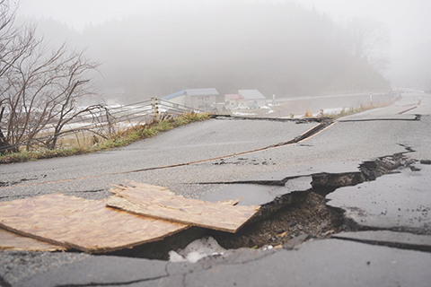 ◎ 圖為一月三日,在日本石川縣輪島市周邊,因地震導致的道路損壞。(中新社發劉勇 攝)