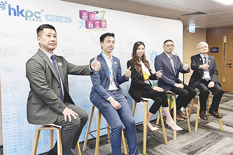 ◎ 香港有工業?在很多人眼中香港是國際金融中心,但其實亦有悠久的製造業歷史。例如,中藥品牌、知名餅店,都是工業代表。近年來香港特區整合提出新型工業化轉型,以智能製造賦予這些企業新的生命力。圖示為企業接受媒體訪問。(香港中通社記者崔靜雯 攝)