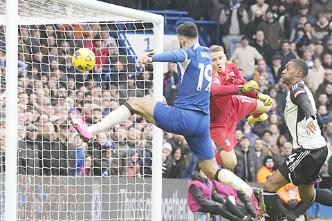 ◎ 一月十三日,在倫敦史坦福橋球場舉行的車路士對陣富富的英超足球比賽中,車路士的阿曼多.布羅亞試圖越過富富的門將貝恩德.萊諾得分。(美聯社/弗籃克.奧格斯坦)