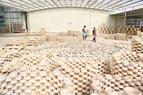 ◎ 一月十三日,在遮陽棚下,編織好的蒸籠被圍起來晾曬。(中新社記者陳驥旻 攝)