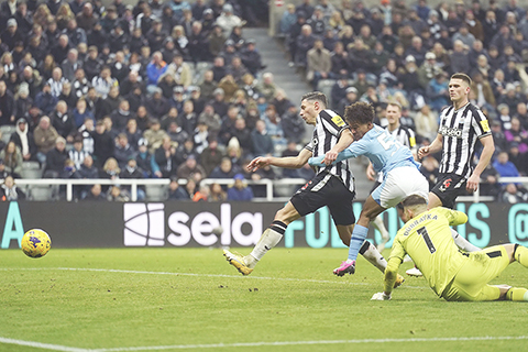 ◎ 一月十三日,在英格蘭泰恩河畔紐卡素的聖占士公園舉行的紐卡素隊和曼城隊的英超聯賽中,曼城的奧斯卡鮑伯打進了本場比賽曼城的第三個入球。(歐文.漢弗萊斯/賓夕法尼亞洲美聯社)