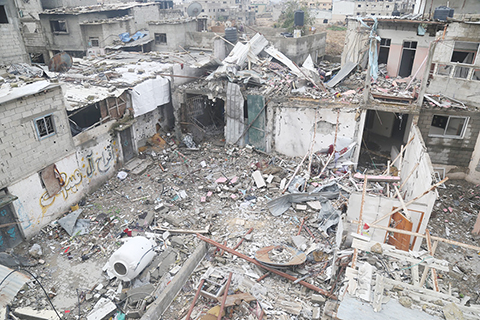 ◎ 巴勒斯坦加沙地帶民防部門一月十五日發表聲明說,受以軍轟炸影響,加沙地帶北部至少有百分之七十的地方已不適宜居住。圖為十二日在加沙地帶北部傑巴利耶難民營拍攝的廢墟。(新華社發阿卜杜拉赫曼.薩拉馬 攝)