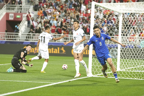 ◎ 昨夜在卡塔爾舉行的亞洲盃F組,藍衣泰國隊上半場一比0領先吉爾吉斯,終場贏二比0。(美聯社)