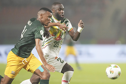 ◎ 在科特迪瓦進行的非洲盃E組,馬里隊昨晨二比0戰勝南非隊(左)。(美聯社)