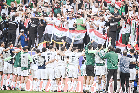 ◎ 伊拉克隊球員昨晚在賽後與球迷一同慶祝勝利。(新華社記者 江漢 攝)