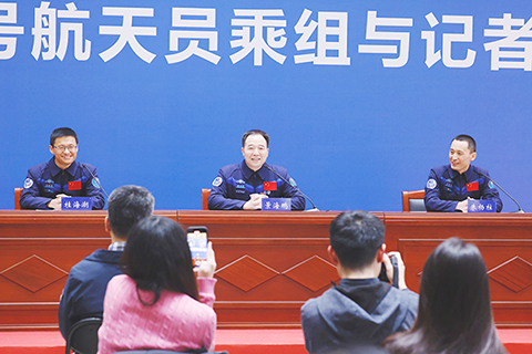 ◎ 一月十九日下午,中國航天員科研訓練中心在北京航天城舉行神舟十六號航天員乘組與記者見面會。景海鵬、朱楊柱、桂海潮三名航天員從太空返回八十天後首次正式公開亮相。(中新社記者 韓海丹 攝)