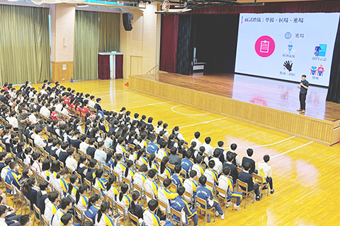 ◎ 近一千三百名同學出席講座。