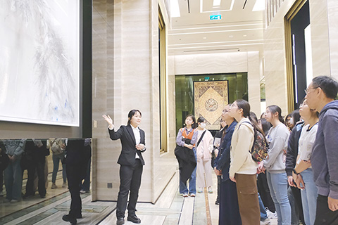 ◎ 美高梅導賞人員向香港師生介紹藝術珍藏品。