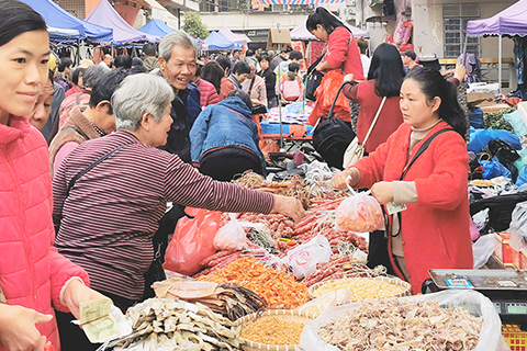 ◎ 一月十九日,台山市四九墟墟日,民眾在擺賣海味乾貨的檔攤選購年貨。(李曉春 攝)