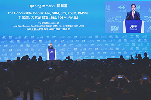 ◎ 一月二十四日,第十七屆亞洲金融論壇一連兩日(二十一日及二十五日)在香港會議展覽中心舉行,主題為「多邊合作同譜新篇」,吸引超過三千位金融和商界精英參與。圖為香港特區行政長官李家超出席論壇開幕儀式並致辭。(香港中通社記者 謝光磊 攝)