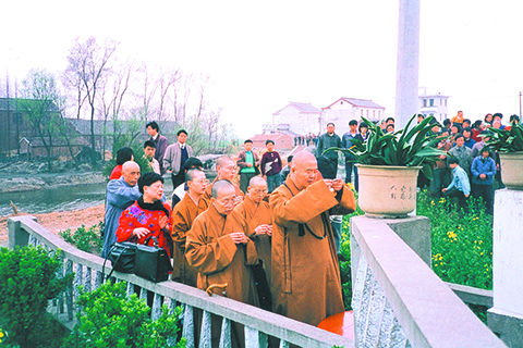 ◎ 星雲大師對恩師志開上人的親戚家人不僅竭力關照,幾次回鄉探望,也都會回海安志開上人墳前誦經祭拜。照片攝於1994年4月。 圖╱佛光山提供