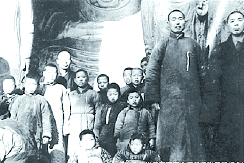 ◎ 避難於棲霞寺三經殿石窟內的民眾。 圖╱取自南京大屠殺遇難同胞紀念館