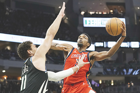 ◎ 一月二十七日,在密爾沃基舉行的一場NBA常規賽的下半場,新奧爾良鵜鶘隊的赫伯特.鍾斯(右)對陣密爾沃基公鹿隊的布魯克.洛佩茲(十一)。是役,公鹿隊以一百四十一比一百一十七大勝鵜鶘隊。(美聯社/亞倫.加什)