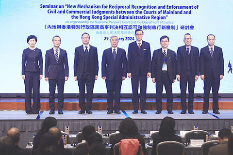 ◎ 一月廿九日,由最高人民法院和香港律政司合辦的「內地與香港特別行政區民商事判決相互認可和強制執行新機制」研討會在香港會展中心舉行,讓各界了解更多有關當日生效的《關於內地與香港特別行政區法院相互認可和執行民商事案件判決的安排》的內容和新機制的具體程序。圖為中華人民共和國最高人民法院副院長楊萬明(左四)、香港特區政府律政司司長林定國(左三)等出席研討會。(香港中通社記者許其皓 攝)