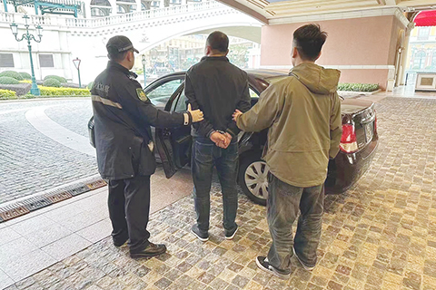 ◎ 一名內地男子涉搶劫被拘。