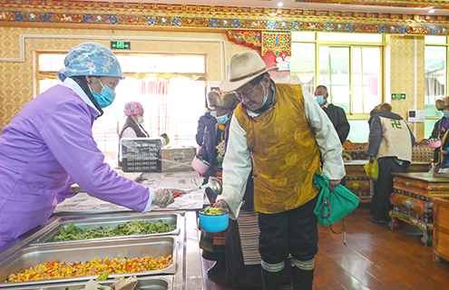 供養中心的老人們在排隊打飯。(中新社記者 趙朗 攝)