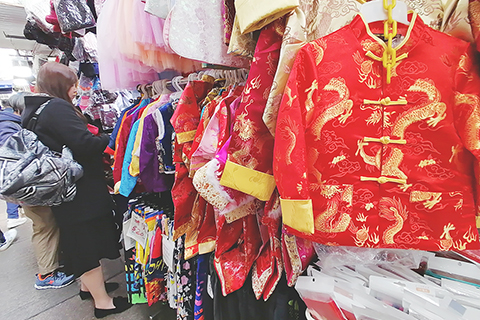 ◎ 臨近農曆新年,香港灣仔太原街應節上市的傳統賀年唐裝,吸引市民選購。(香港中通社圖片)