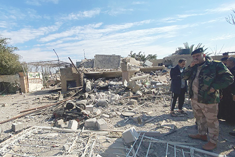 ◎ 伊拉克政府發言人巴西姆.阿瓦迪二月三日發表聲明說,伊拉克西部阿卡沙特和加伊姆地區的伊拉克安全部隊的多個軍事設施及附近居民區遭到美軍空襲,造成包括平民在內的十六人死亡、二十五人受傷。美方行為嚴重侵犯了伊拉克主權。圖為當日在伊拉克安巴爾省拍攝的遭美軍襲擊損毀的房屋。(新華社發)