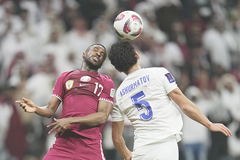 ◎ 二0二四年二月三日,卡塔爾的伊斯梅爾·穆罕默德(左)和烏茲別克斯坦的魯斯塔姆瓊·阿舒爾馬托夫,在卡達阿爾科爾的AlBayt體育場舉行的卡達和烏茲別克斯坦之間的亞洲杯四分之一決賽足球中,頭球破門。(美聯社/Aijaz Rahi)