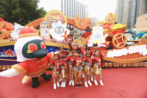 ◎ 二月七日,香港旅遊發展局舉行花車預覽活動,向傳媒展示花車。香港旅遊發展局將於今年大年初一晚舉辦「國泰新春國際匯演之夜」,屆時將有九部花車及廿九支表演隊伍呈獻精湛表演。圖為澳門特別行政區政府旅遊局的花車。(香港中通社記者 許其皓 攝)