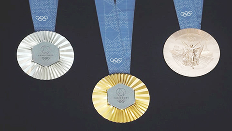 ◎ 還有五個多月揭幕的巴黎奧運會和殘奧會獎牌,在巴黎奧組委總部正式亮相,獎牌設計靈感來自巴黎地標性建築艾菲爾鐵塔,每一塊獎牌中間都鑲嵌一塊取自於艾菲爾鐵塔的原始建造材料。(美聯社)