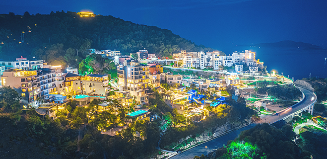 2023年10月,夜色下的東壁村,燈火闌珊,格外美麗迷人。(鄭戈 攝)