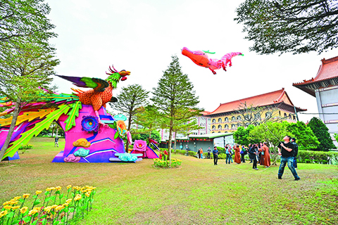 ◎ 佛光山2024年春節平安燈法會,2月10日至3月9日展出「祥龍獻瑞」和主燈「鳳凰展翅」,締造「龍鳳呈祥」的意象。 圖╱人間社記者趙啟超
