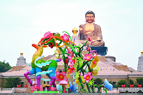 ◎ 佛光山平安燈法會展現無盡法樂,呈現祥和歡喜的新春氛圍,盛情邀請民眾闔家走春賞燈。圖為佛館前「九色鹿」燈飾。圖╱人間社記者趙啟超