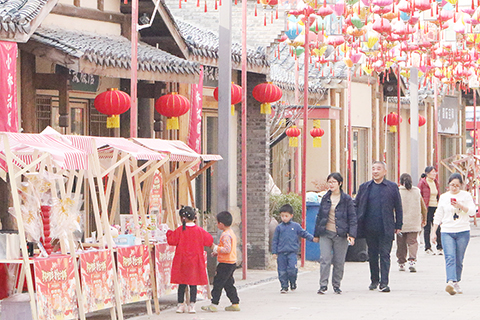 ◎ 春節假期,「江淮第一僑鄉」安徽合肥六家畈,國風燈籠掛滿街頭巷尾,小鎮的年味撲面而來,市集上,僑鄉美食豐富多彩,非遺文創琳琅滿目。(中新社記者 趙強 攝)