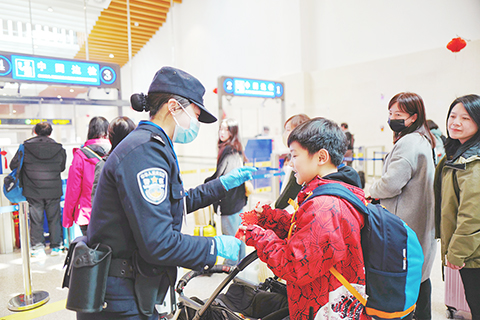 ◎ 二月十日,福州出入境邊防檢查站移民管理警察向入境台胞贈送中國結。(楊馨 攝)