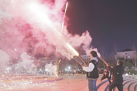 ◎ 二月十六日晚,農曆正月初七,市民在上海市閔行區煙花爆竹指定燃放點閔行文化公園燃放煙花,開心過大年。(中新社記者 殷立勤 攝)