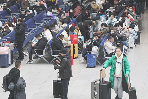 ◎ 二月十七日,旅客在北京南站候車。 記者十七日從二零二四年綜合運輸春運工作專班獲悉,二月十日至十七日(農曆正月初一至初八,春節假期),全社會跨區域人員流動量預計累計廿三億一千一百萬人次,其中鐵路客運量預計累計九千九百五十九萬人次。(新華社記者邢廣利 攝)
