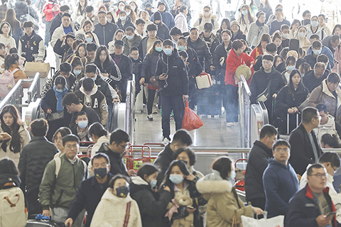 ◎ 二月十七日是春節假期的最後一天,長三角鐵路迎來春運返程客流最高峰,當日預計發送旅客二六十六萬人次,計劃增開旅客列車五百六十八趟,對一九一趟動車組列車進行重聯編組。圖為旅客抵達上海虹橋站。(中新社記者殷立勤 攝)
