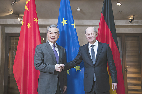 ◎ 當地時間二月十七日,德國總理朔爾茨(右)會見出席慕尼黑安全會議的中共中央政治局委員、外交部長王毅。(新華社記者 張帆 攝)