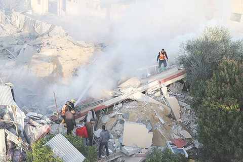 ◎ 2月19日,在加沙地帶南部城市拉法,人們在以軍空襲後進行消防救援工作。(新華社發 哈立德·奧馬爾 攝)