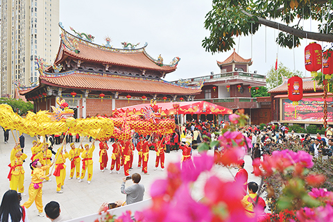 ◎ 福建泉州,舞龍隊在活動上表演。(中新社記者 張斌 攝)