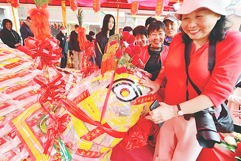 ◎ 福建泉州,信眾撫摸「米龜」祈福。(中新社記者 張斌 攝)