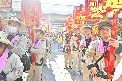 天上聖母平安繞境 ◎ 台灣台北市北投區慈后宮二月二十日舉行恭迎天上聖母平安繞境活動,從早上十時開始到晚上十時結束,吸引二千多名信眾前來參加。(香港中通社圖片)