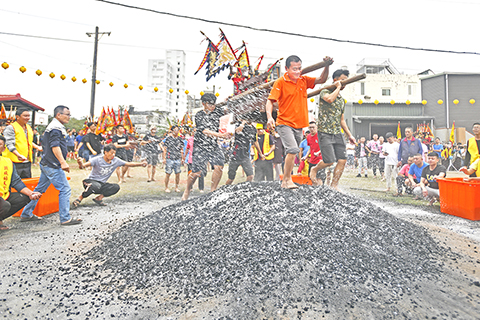 神尊「跳過火」儀式 ◎ 二月廿二日,台灣宜蘭縣頭城鎮大坑罟協天宮關帝廟為關聖帝君聖誕舉行神尊「跳過火」儀式,廟方購置萬斤木炭,百餘神轎、神明,信眾,在黑令旗帶領下進行過火儀式,場面盛大,熱鬧非凡。(香港中通社圖片)