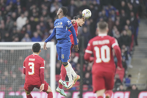 ◎ 二月二十五日,利物浦隊雲迪克(右)在倫敦溫布利球場舉行的車路士和利物浦的英格蘭聯賽杯決賽中,與車路士的尼古拉斯積臣爭頂。是役九十分鐘踢成0比0,需加時作賽。(美聯社)