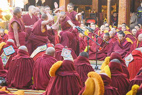 ◎ 二月二十八日,西藏自治區二0二四年度藏傳佛教學經僧人考核晉升格西拉讓巴學位立宗答辯暨頒證儀式在拉薩舉行,十二名考僧獲得藏傳佛教格西拉讓巴學位。格西,藏語意為「善知識」,格西拉讓巴是藏傳佛教格魯派顯宗高級學銜。圖為拉薩大昭寺答辯儀式現場。(中新社記者 貢嘎來松 攝)