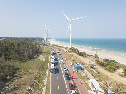 圖為文昌木蘭灣風車海岸段風光。(中新社記者 林士杰 攝)