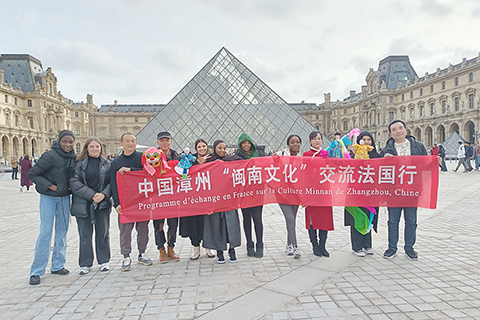 ◎ 二月九日,漳州市布袋木偶傳承保護中心演員在法國盧浮宮進行快閃表演後,與外國遊客合影。(漳州市布袋木偶傳承保護中心供圖)