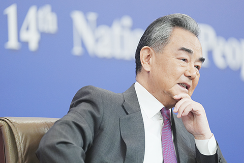 ◎ 三月七日,十四屆全國人大二次會議在北京舉行記者會,中共中央政治局委員、外交部長王毅就中國外交政策和對外關係相關問題回答中外記者提問。圖為王毅聽取記者提問。(中新社記者 崔楠 攝)