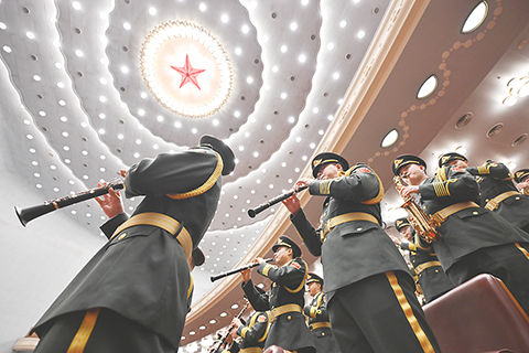 ◎ 三月十日,全國政協十四屆二次會議在北京人民大會堂舉行閉幕會。圖為軍樂隊演奏。(中新社記者 何蓬磊)
